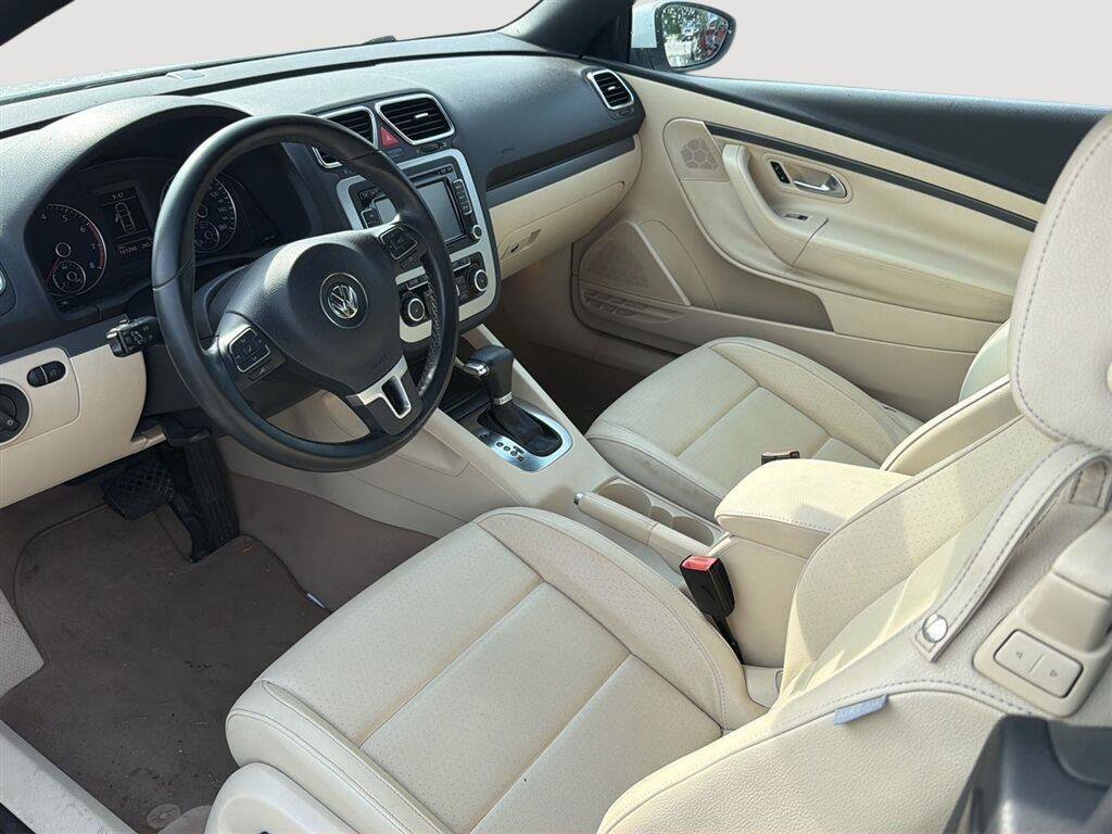 Used 2010 Volkswagen Eos Komfort FWD image 2
