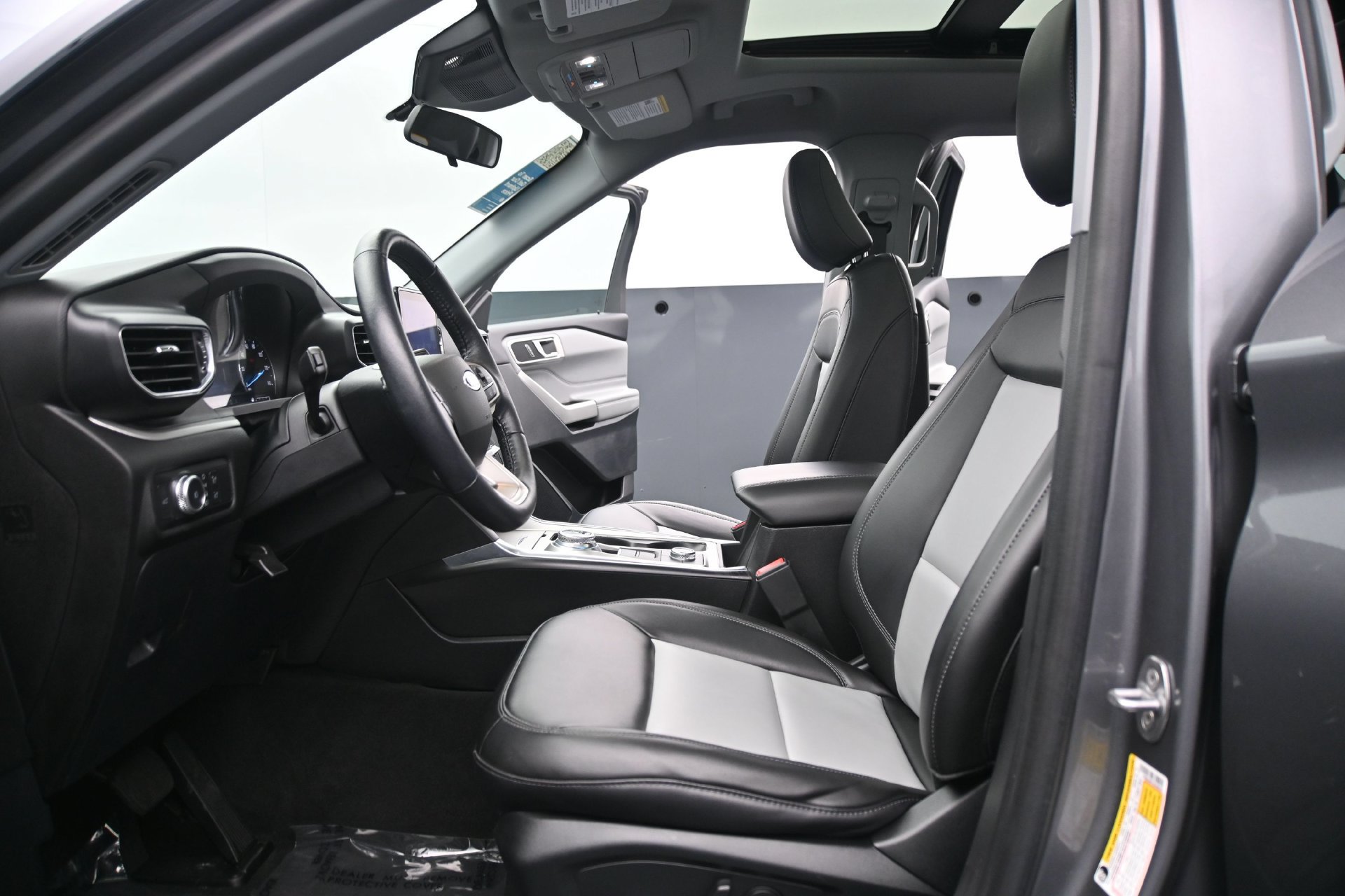 Used 2022 Ford Explorer XLT w/ Equipment Group 202A AWD/4WD image 21