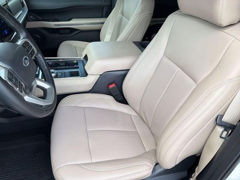 Used 2024 Ford Expedition Max XLT image 5