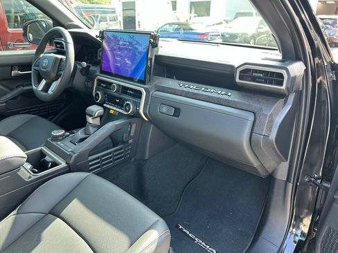 Used 2025 Toyota Tacoma Limited AWD/4WD image 39