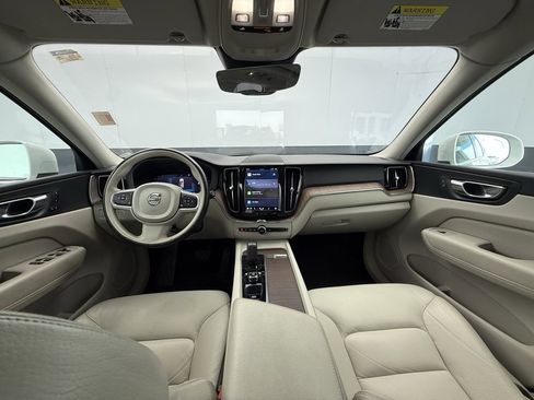 Used 2022 Volvo XC60 B5 Momentum image 3