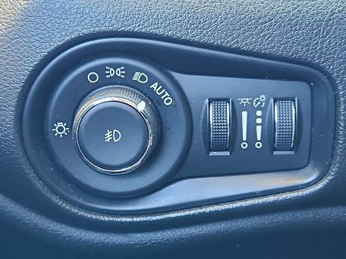 Used 2017 Jeep Renegade Altitude FWD image 22