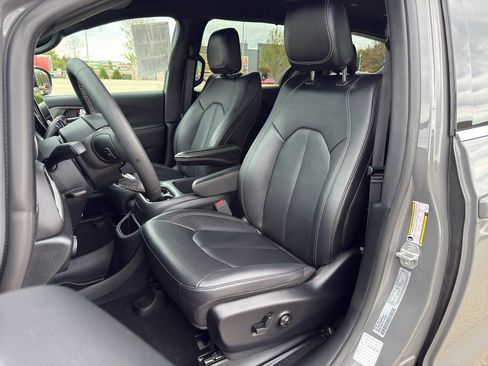 Used 2025 Chrysler Pacifica Select FWD image 11