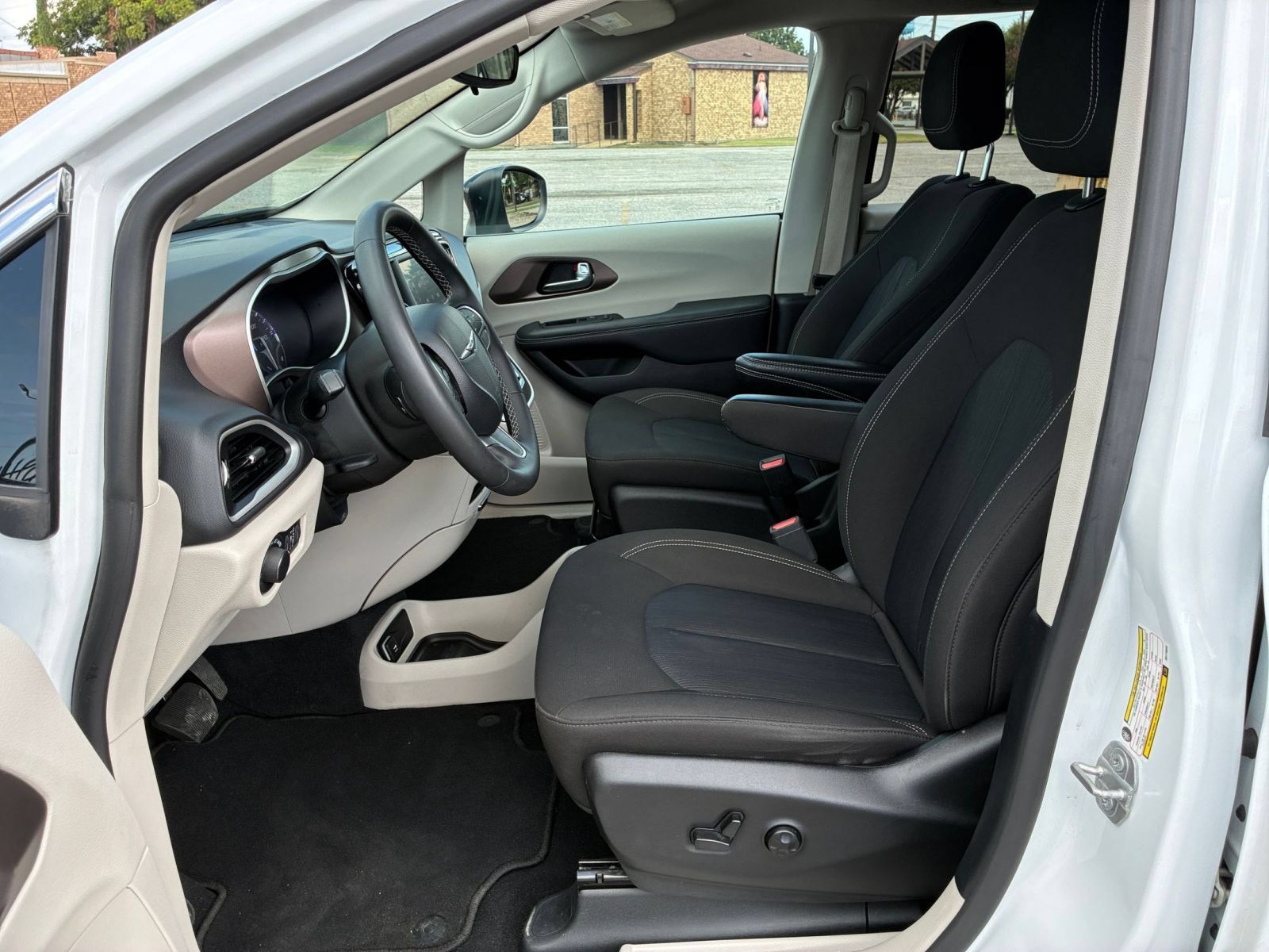 Used 2024 Chrysler Voyager LX FWD image 27