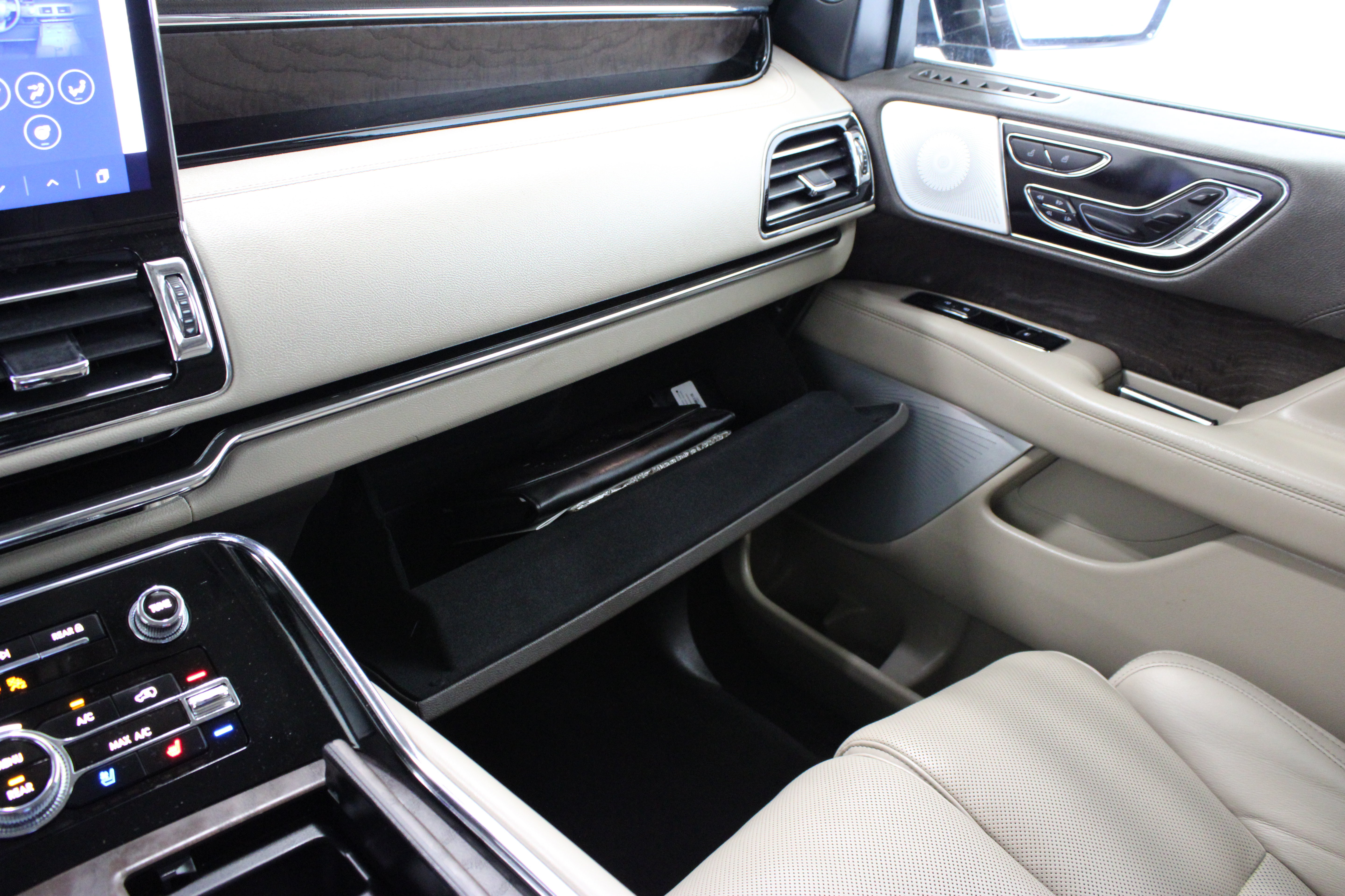 Used 2024 Lincoln Navigator Reserve AWD/4WD image 25