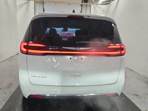 Used 2024 Chrysler Pacifica Touring-L image 4