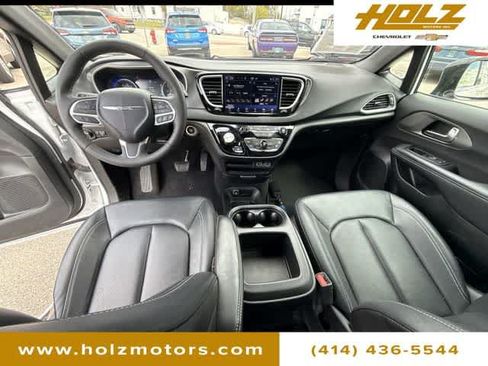 Used 2025 Chrysler Pacifica Select FWD image 19