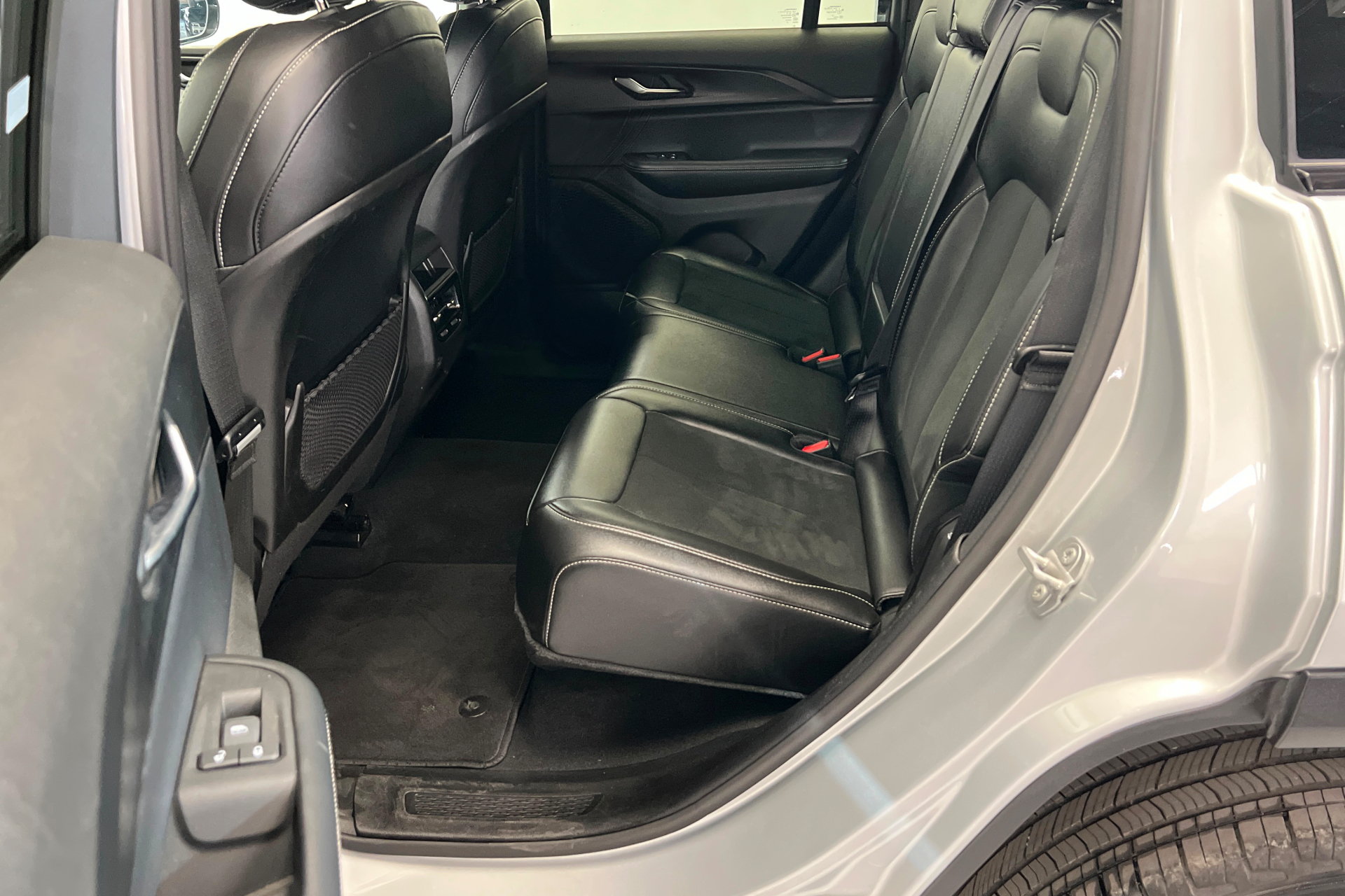 Used 2025 Jeep Grand Cherokee Altitude AWD/4WD image 22