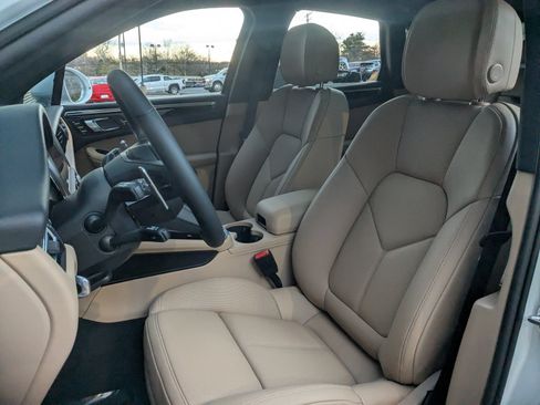 Certified 2026 Porsche Macan AWD/4WD image 5