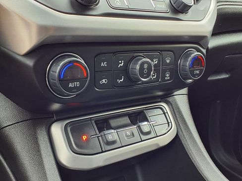 Used 2023 GMC Acadia SLT image 13