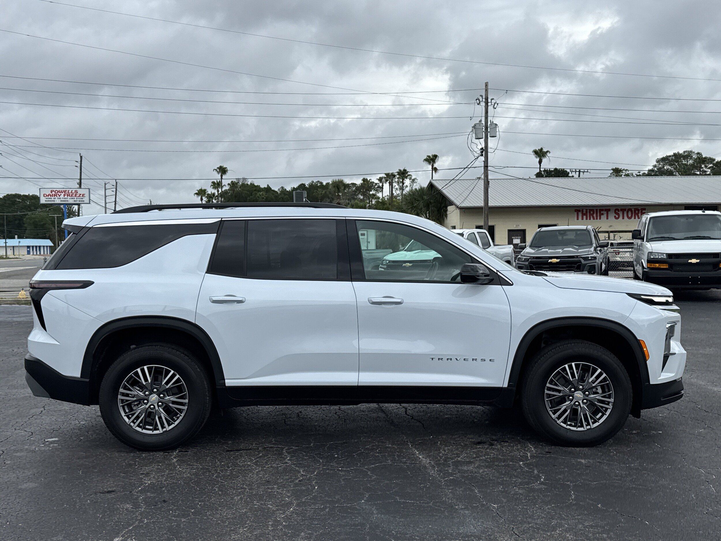 Used 2026 Chevrolet Traverse LT FWD image 9