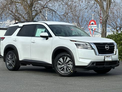 New 2025 Nissan Pathfinder SV image 2