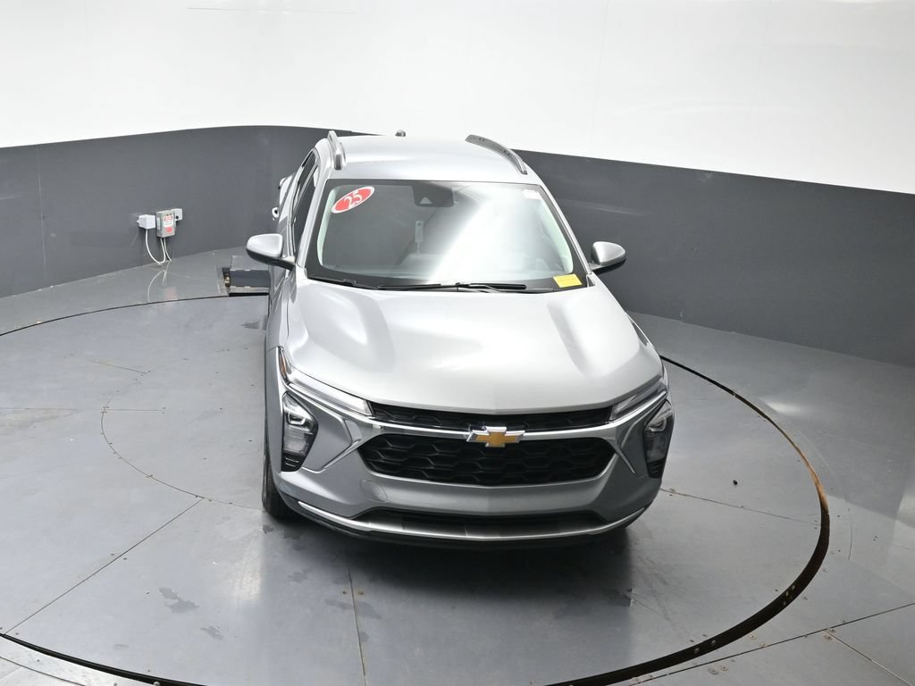 Used 2025 Chevrolet Trax LT FWD image 43