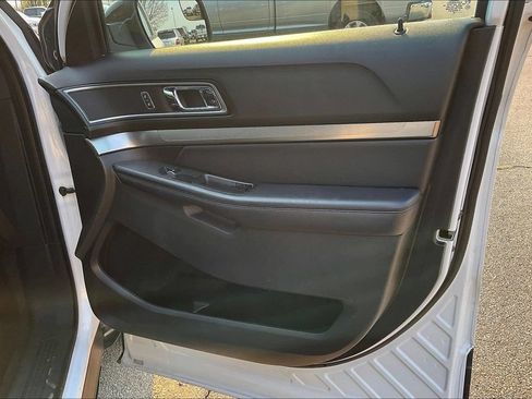 Used 2018 Ford Explorer XLT w/ Equipment Group 201A FWD image 22