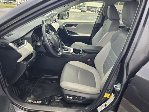Used 2019 Toyota RAV4 XLE Premium w/ Carpet Mat Package FWD image 13
