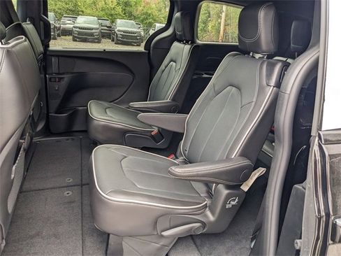 New 2026 Chrysler Pacifica Limited w/ S Appearance Package image 11