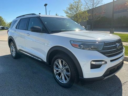 Used 2020 Ford Explorer XLT w/ Equipment Group 202A AWD/4WD image 2