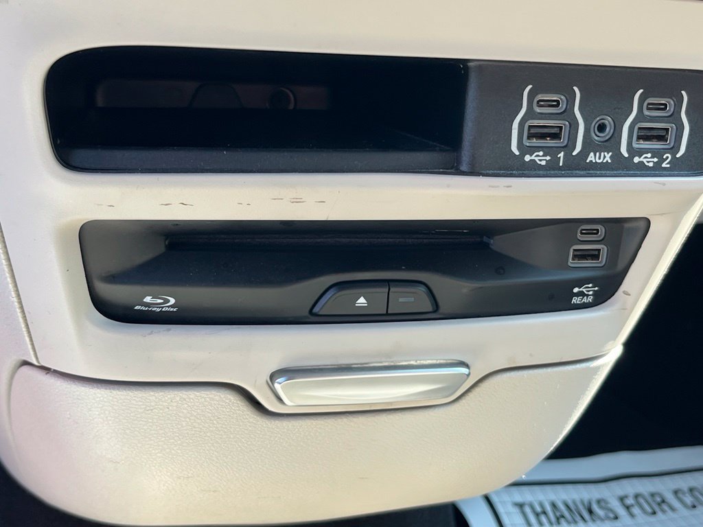 Used 2022 Chrysler Pacifica Touring-L w/ Uconnect Theater Family Group FWD image 22