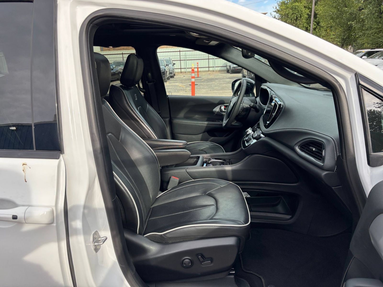 Used 2025 Chrysler Pacifica Limited FWD image 40