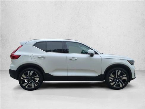Used 2024 Volvo XC40 B5 Plus w/ Protection Package Premier AWD/4WD image 4
