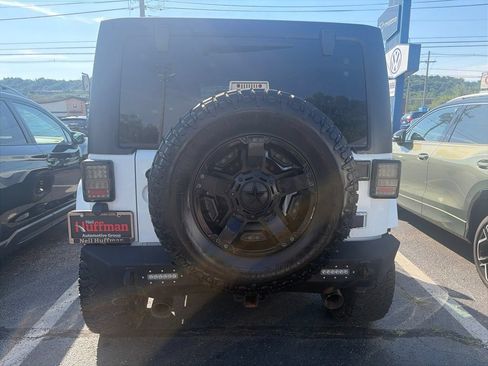 Used 2017 Jeep Wrangler Unlimited Sahara w/ Connectivity Group AWD/4WD image 5