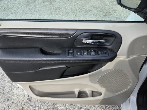 Used 2018 Dodge Grand Caravan SE image 20