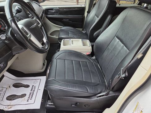 Used 2014 Chrysler Town & Country Touring w/ Driver Convenience Group image 19