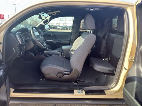 Used 2016 Toyota Tacoma TRD Sport image 30