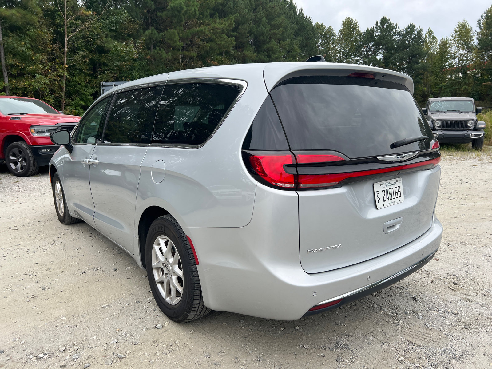 Used 2024 Chrysler Pacifica Touring-L FWD image 10