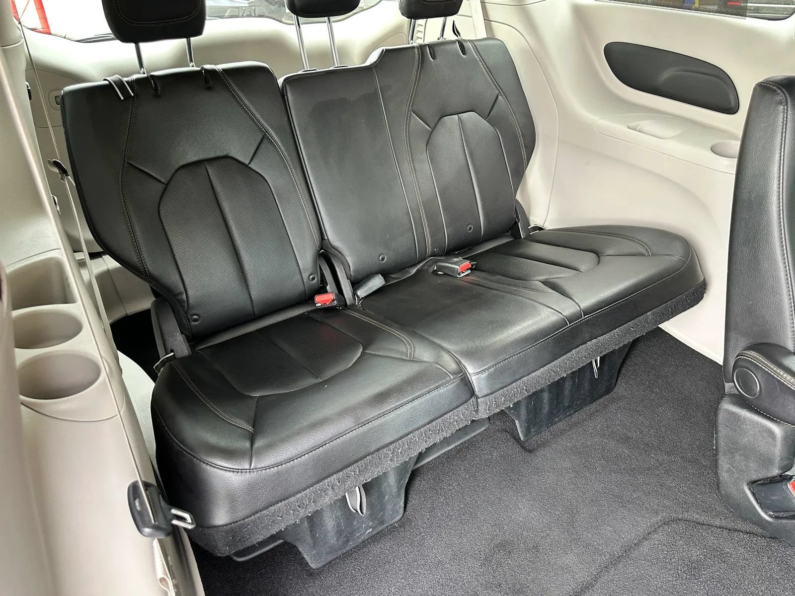 Used 2018 Chrysler Pacifica Touring-L FWD image 23