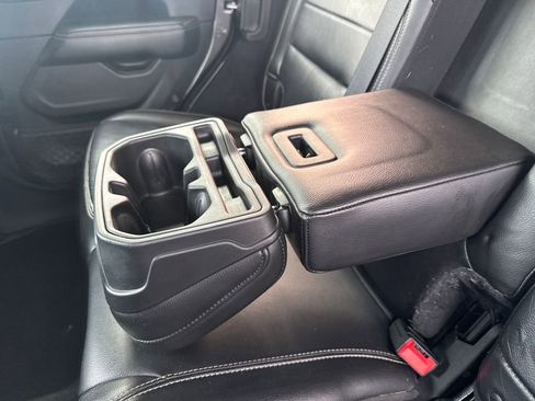Used 2018 Jeep Wrangler Unlimited Sahara AWD/4WD image 33