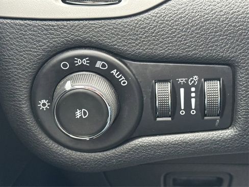 Used 2018 Jeep Cherokee Overland image 19