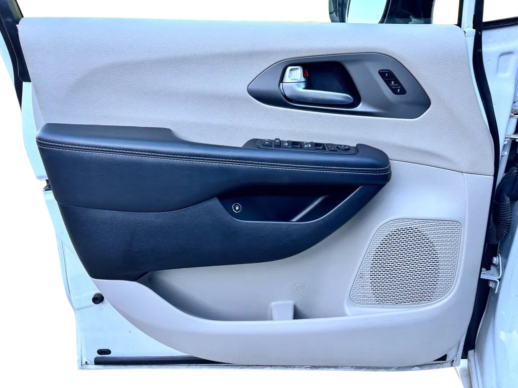 Used 2024 Chrysler Pacifica Limited FWD image 21