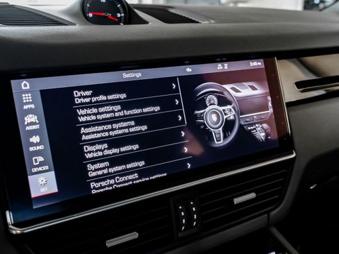 Used 2021 Porsche Cayenne w/ Premium Package image 29