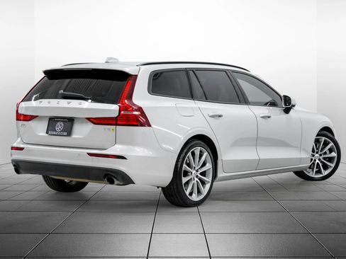 Used 2020 Volvo V60 T5 Momentum image 9