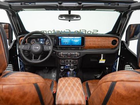 Used 2025 Jeep Gladiator Sport image 2