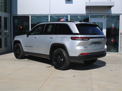 Used 2026 Jeep Grand Cherokee Altitude AWD/4WD image 6