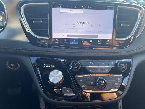 New 2026 Chrysler Pacifica Pinnacle image 18