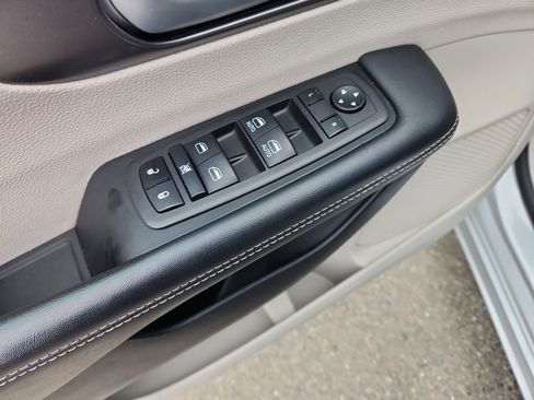 Used 2024 Chrysler Pacifica Touring-L image 22