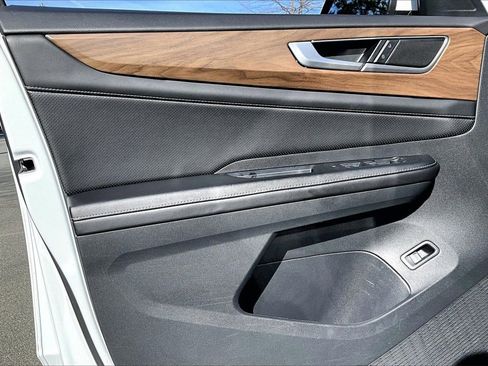 Used 2024 Volkswagen Atlas SE image 26