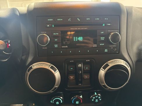 Used 2017 Jeep Wrangler Unlimited Sahara image 16