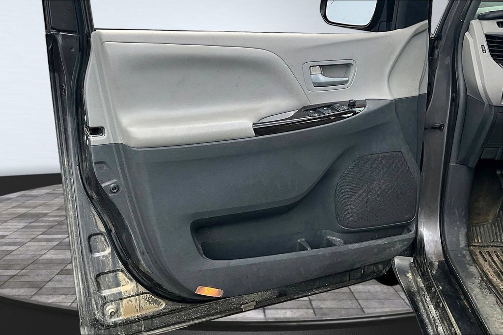 Used 2015 Toyota Sienna XLE FWD image 20