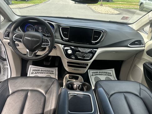 Used 2024 Chrysler Pacifica Touring-L FWD image 15