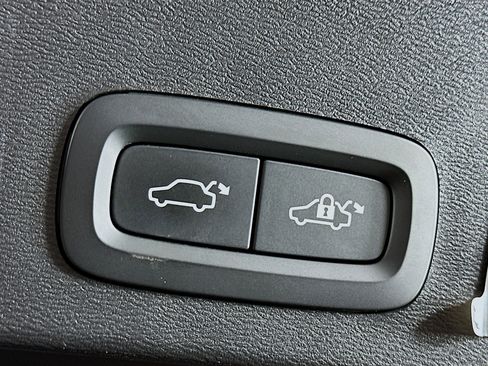 Used 2021 Volvo XC40 P8 Recharge w/ Advanced Package image 30