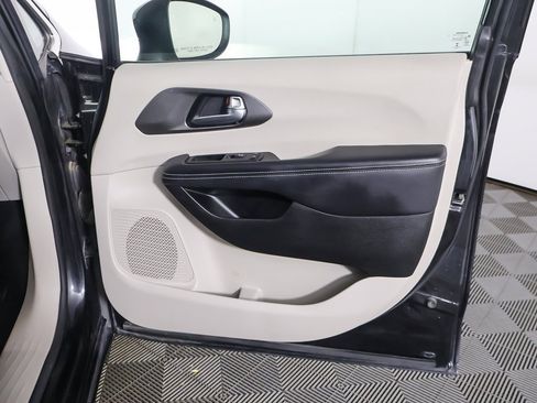 Used 2023 Chrysler Pacifica Touring-L image 24