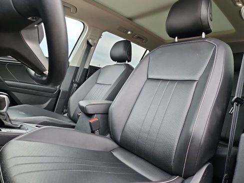 Used 2022 Volkswagen Tiguan SE image 13