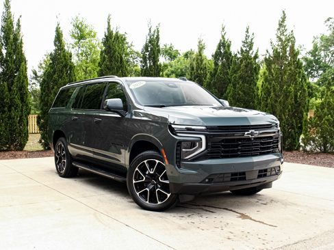 Used 2026 Chevrolet Suburban RST w/ Comfort Package AWD/4WD image 2