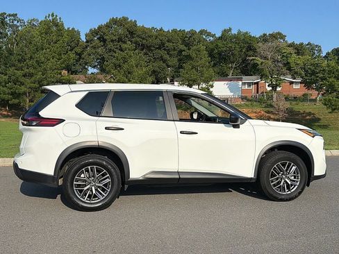 Used 2024 Nissan Rogue S FWD image 2