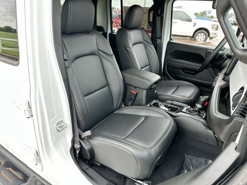 Used 2025 Jeep Gladiator Sport AWD/4WD image 23