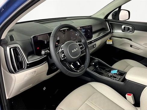 Certified 2025 Kia Sorento EX w/ Panoramic Sunroof Package image 7